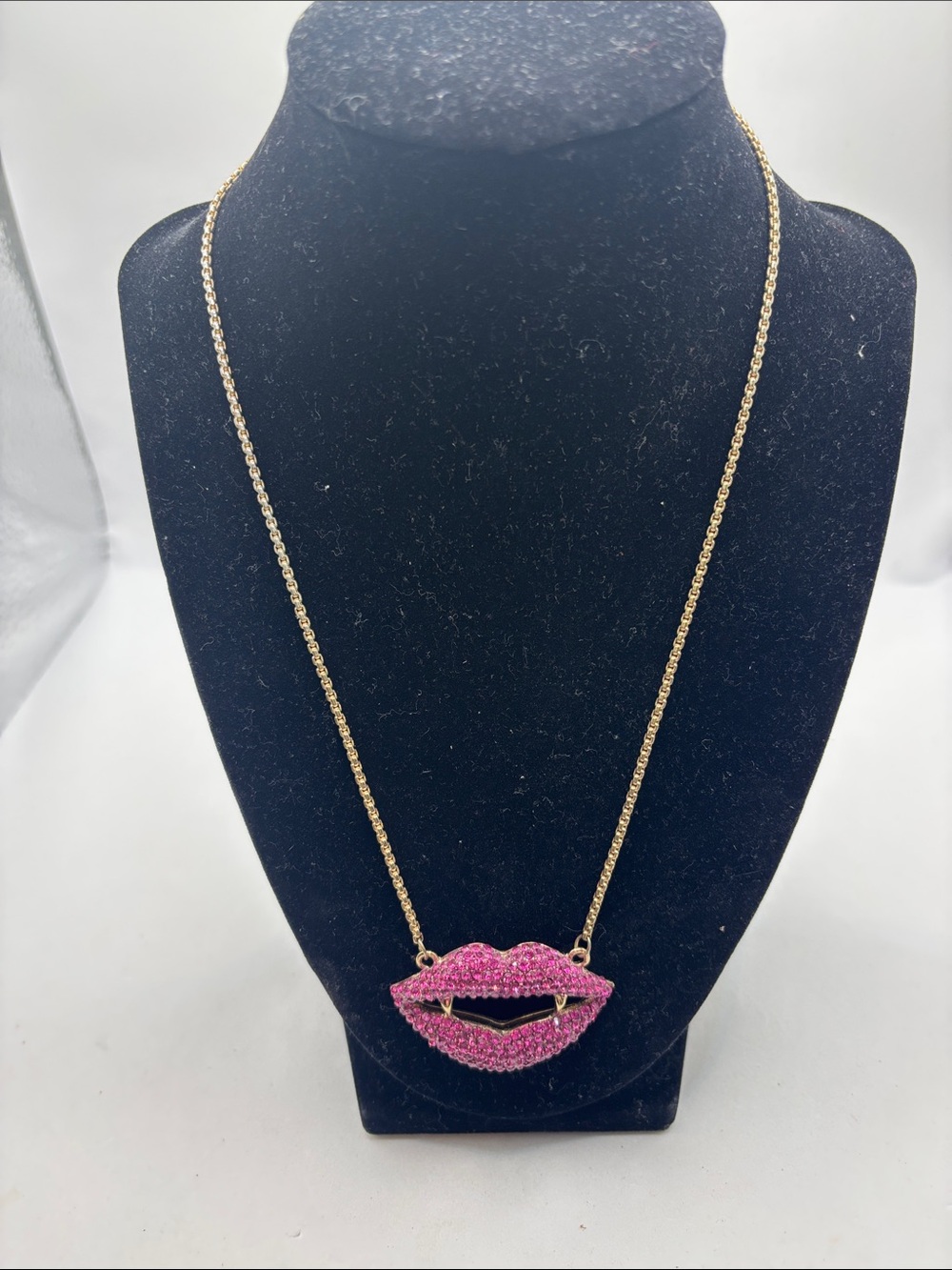 VTG Betsey Johnson "Bite Me" Vampire Lips Pink Crystals Necklace statement piece